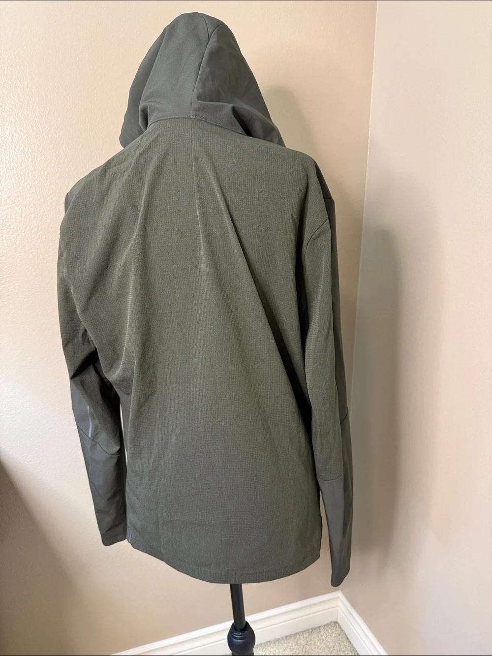 Lululemon Men's Hooded Jacket in Olive Green